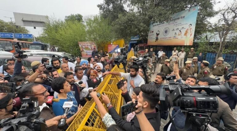 विधानसभा में आप पार्टी के विधायकों को पुलिस बैरिकेडिंग द्वारा बाहर ही रोक दिया गया