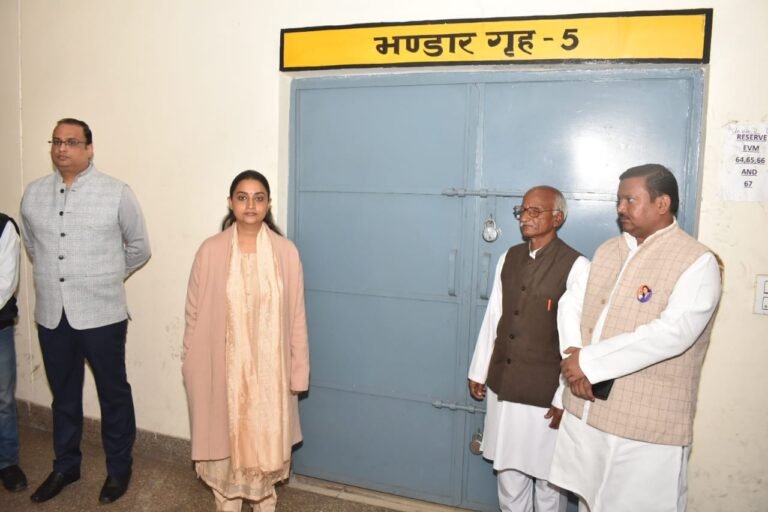 डीएम ने ईवीएम वेयर हाउस का बाह्य निरीक्षण किया