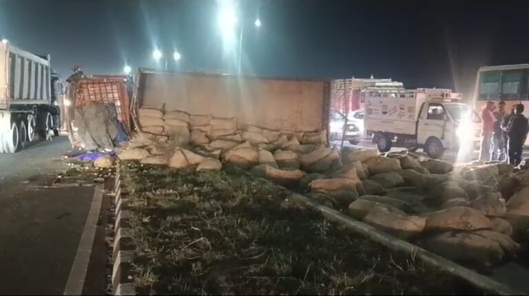 ट्रक पलटने से NH 9 पर हुआ हादसा, दो लोग घायल