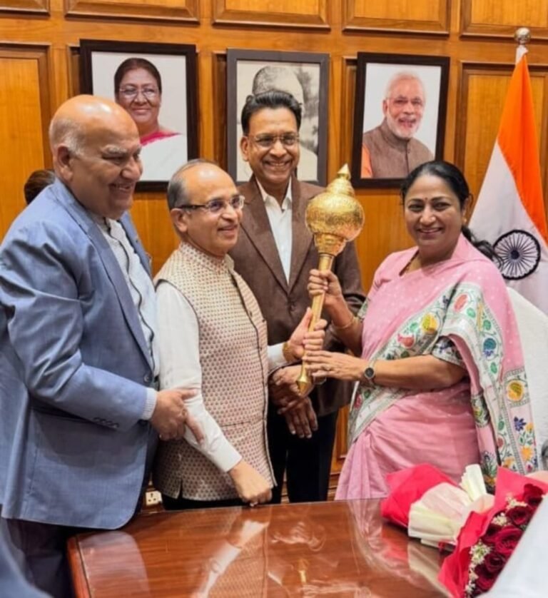 दिल्ली की मुख्यमंत्री बनने पर  रेखा गुप्ता को लव कुश रामलीला कमेटी लाल किला मैदान दिल्ली  के प्रतिनिधि  ने बधाई दी
