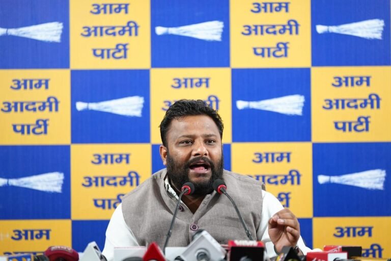 8 मार्च आने में अब मात्र 6 दिन बचे हैं, अभी तक महिलाओं की न बैंक डिटेल ली गई, न कोई फॉर्म भरवाया गया – आप