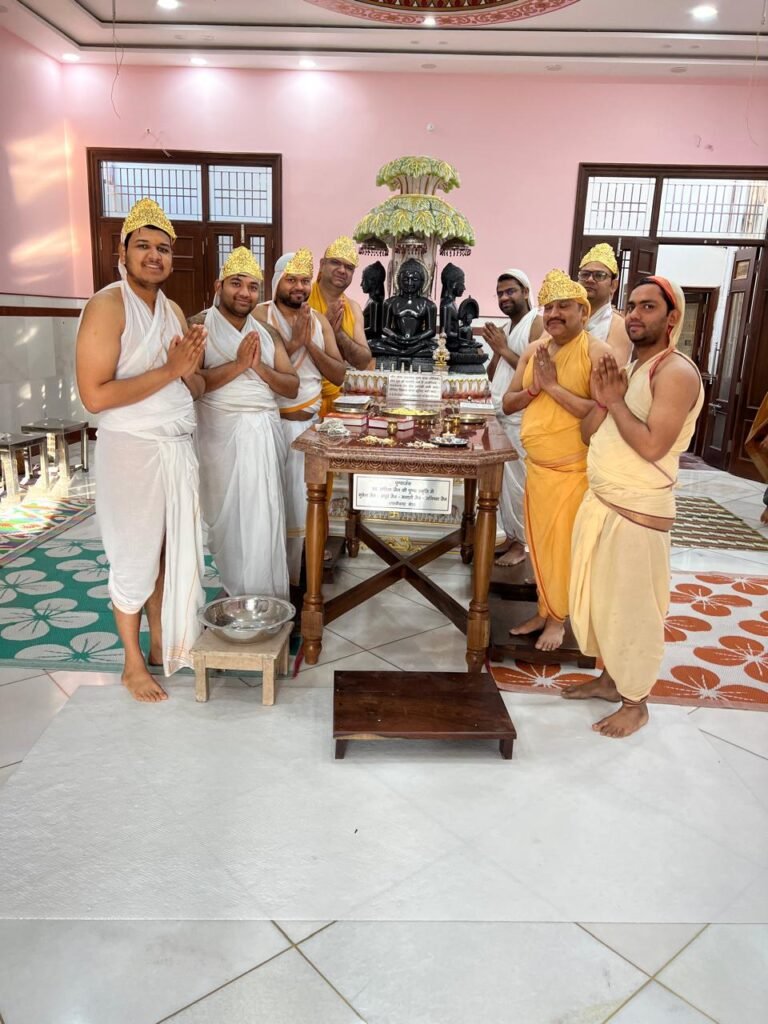 जैन युवा समिति के सदस्यों द्वारा नव निर्मित समवशरण जैन मन्दिर में अभिषेक एवं शान्ति धारा की गई