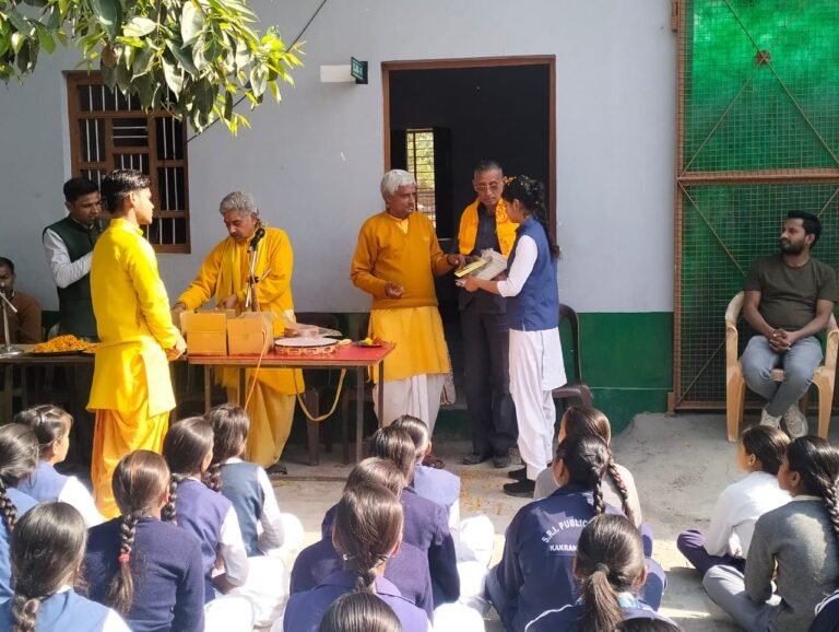 एस आर आई पब्लिक स्कूल ककराना में शांति कुंज हरिद्वार द्वारा छात्र छात्राओं को किया सम्मानित।