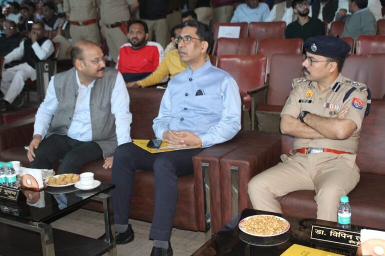 सर्किट हाउस में आयोजित की गई पी०एम० सूर्य घर मुफ्त बिजली योजना की समीक्षा बैठक