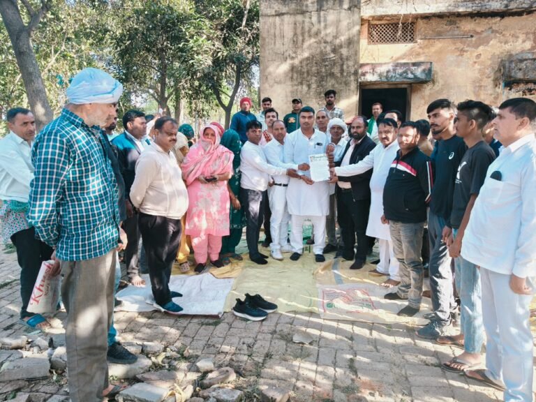 गन्ना की होली जलाई व विद्युत विभाग के द्वारा की जा रही अवैध उगाई को रोकने दिया ज्ञापन