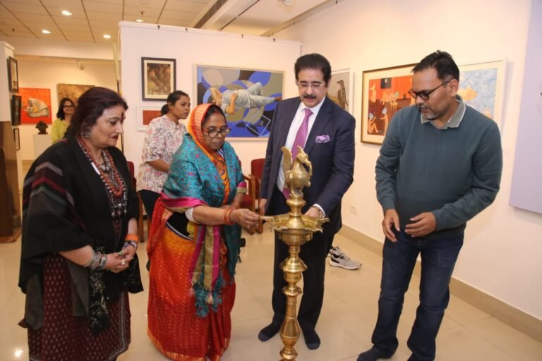 विमल आर्ट फोरम द्वारा आयोजित पिंक आयरन और माटी प्रदर्शनियों का भव्य समापन समारोह