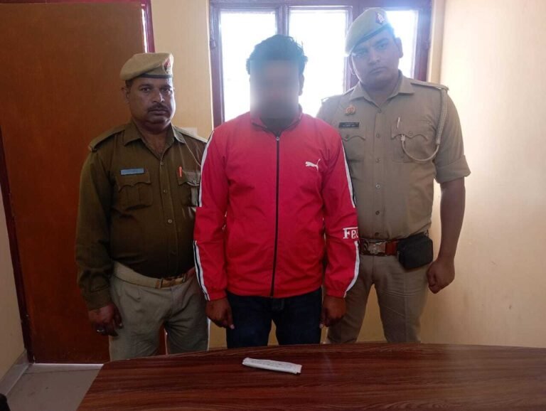 गैगस्टर मे वांछित एक अभियुक्त एक अवैध चाकू सहित गिरफ्तार