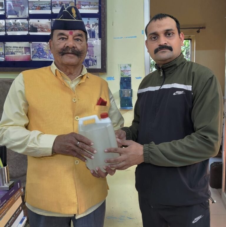अग्नि शमन कार्यालय ने सिविल सोसाइटी के मुखिया के घर महाकुंभ का जल पहुंचाया