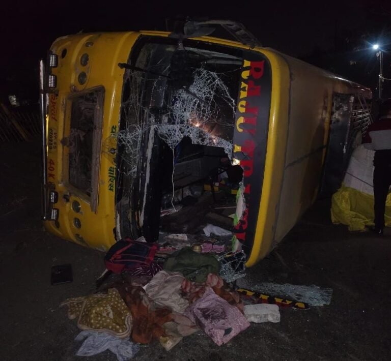 पंजाब से यूपी के हरदोई जा रही बस दुर्घटनाग्रस्त, 15 लोग घायल