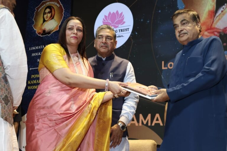 माननीय सड़क परिवहन और राजमार्ग मंत्री,  नितिन गडकरी , और माननीय आवास और शहरी मामलों के मंत्री,  मनोहर लाल खट्टर ने महिलाओं को सम्मानित किया।
