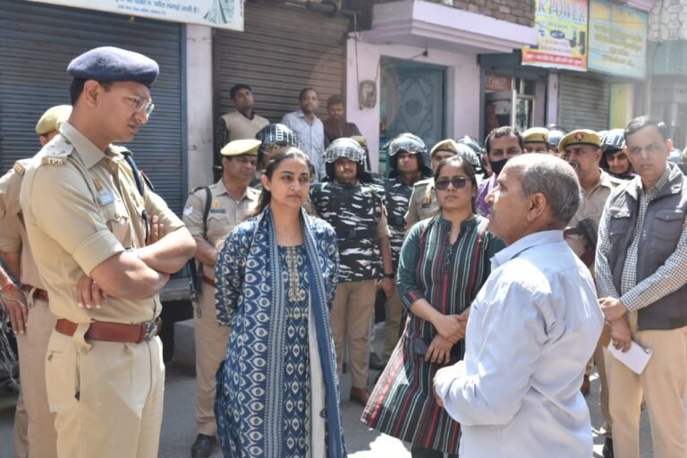 डीएम व एसएसपी ने पुलिस बल के साथ खुर्जा नगर में पैदल गस्त की