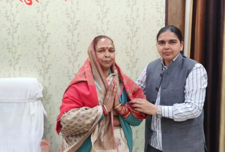 अन्तर्राष्ट्रीय महिला दिवस पर महिला सभासदों को शॉल उढ़ा कर सम्मानित किया : ईओ नीतू सिंह