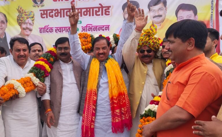 भाजपा से सहसंयोजक पंचायत राज एडवोकेट सुंदरपाल सिंह तेवतिया के निवास पर आयोजित हुआ होली मिलन समारोह डॉ. महेश शर्मा