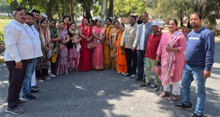 बस द्वारा मुख्यमंत्री योगी आदित्यनाथ का संबोधन सुनने पहुंचे गुलावठी भाजपा कार्यकर्ता