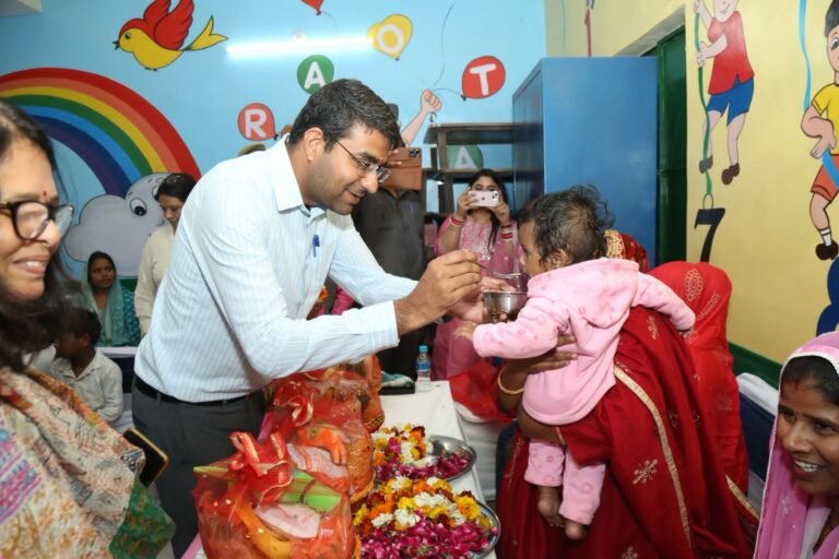 गाजियाबाद में जिलाधिकारी ने किया आंगनबाड़ी केंद्र का उद्घाटन, बच्चों और गर्भवती महिलाओं के लिए हुआ विशेष कार्यक्रम