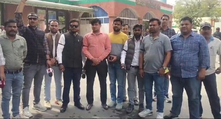 सीतापुर पत्रकार हत्याकांड : एस ओ लाइन हाजिर, चौकी प्रभारी समेत तीन निलंबित
