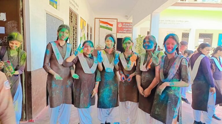 मनफूल सिंह कन्या इंटर कॉलेज में छात्राओं ने उड़ाया गुलाल मनाई होली