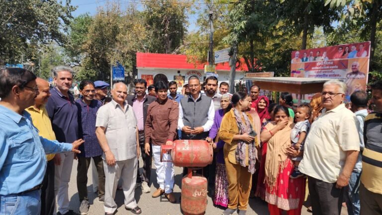 दिल्ली की महिलाएं इंतजार कर रही हैं कि क्या होली पर उन्हें मुफ्त सिलेंडर मिलेगा या 2500 रुपए की तरह यह वादा भी जुमला साबित होगा?- आतिशी