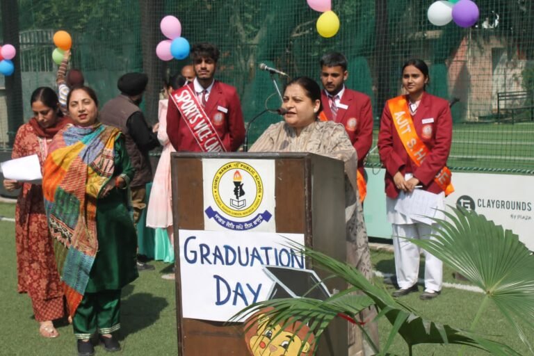 “गुरु नानक पब्लिक स्कूल राजौरी गार्डन के किंडरगार्डन छात्रों ने मनाई ग्रेजुएशन सेरेमनी”