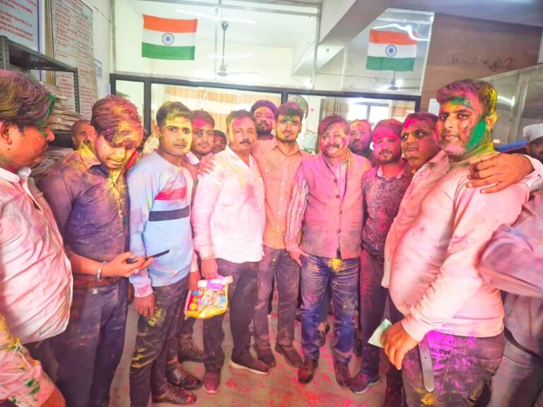धौलाना तहसील में होली मिलन समारोह का आयोजन,वकीलों ने जमकर खेली होली