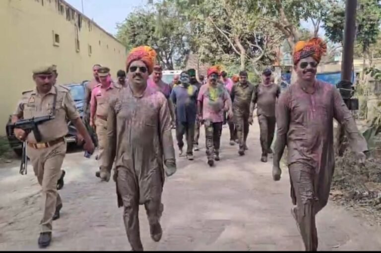 अधिकारियों एवं पुलिसकर्मियों ने जमकर खेली होली शाम को आये ये रिजल्ट,दो थानेदारों की जोड़ी ने किया धमाल