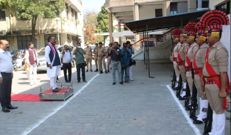 उत्तर प्रदेश विधान परिषद की याचिका समिति द्वारा जनपद मेरठ, बुलंदशहर व हापुड के अधिकारियो के साथ आहूत की गई बैठक