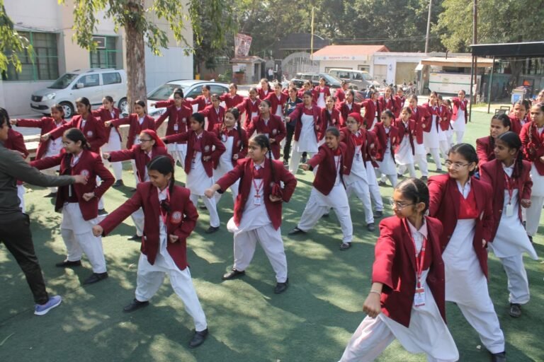 गुरु नानक पब्लिक स्कूल राजौरी गार्डन में छात्राओं के लिए आत्मरक्षा कार्यशाला