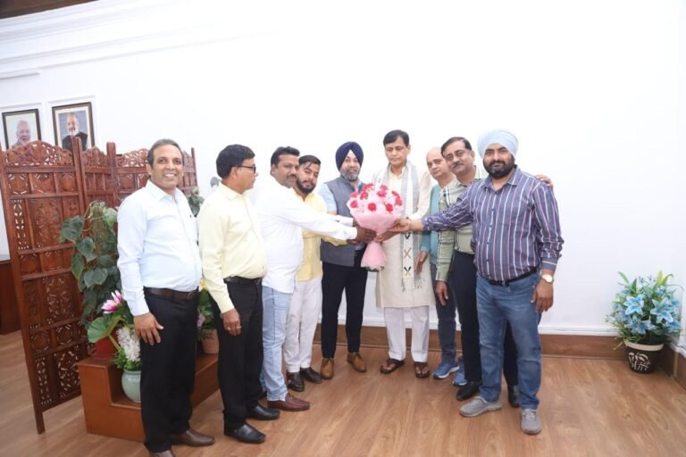 दिल्ली टैक्सी और टूरिस्ट ट्रांसपोर्टर्स एसोसिएशन  के प्रतिनिधि मंडल ने भारत के गृह राज्य मंत्री नित्यानंद राय को ज्ञापन सोपा