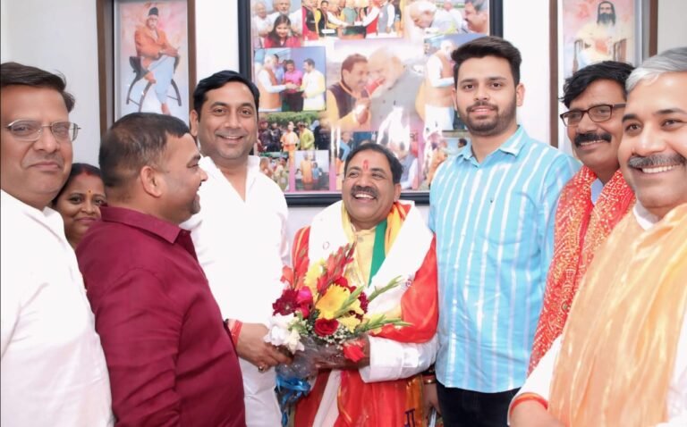 ऊर्जा राज्यमंत्री डॉ. सोमेंद्र तोमर ने नवनियुक्त अध्यक्ष विवेक रस्तोगी को दी बधाई