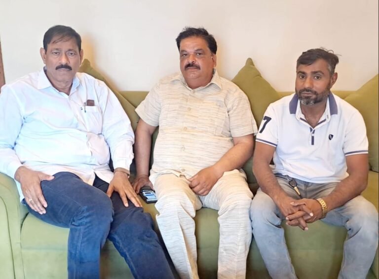 मुनकाद अली को पश्चिम यूपी प्रभारी बनने पर बधाई देने पहुंचे कार्यकर्त्ता