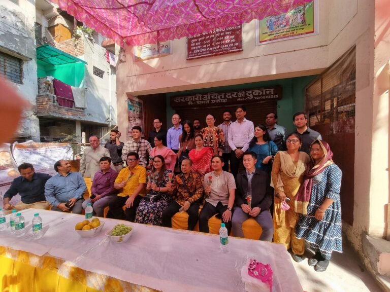 गाजियाबाद में इंडोनेशियाई प्रतिनिधिमंडल ने उचित दर दुकान का किया निरीक्षण