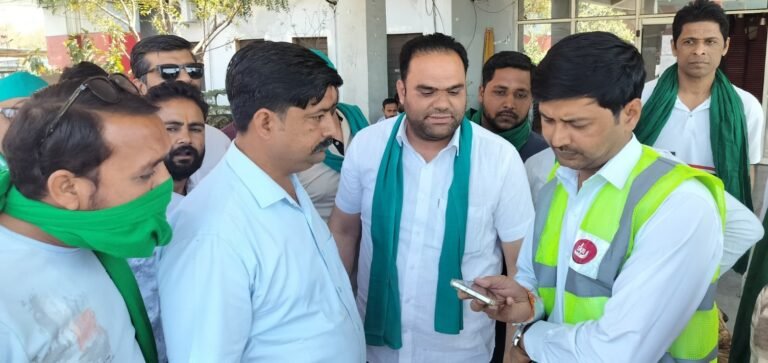 भाकियू ने टोल प्लाजा पर किया प्रदर्शन, मैनेजर को सौंपा ज्ञापन