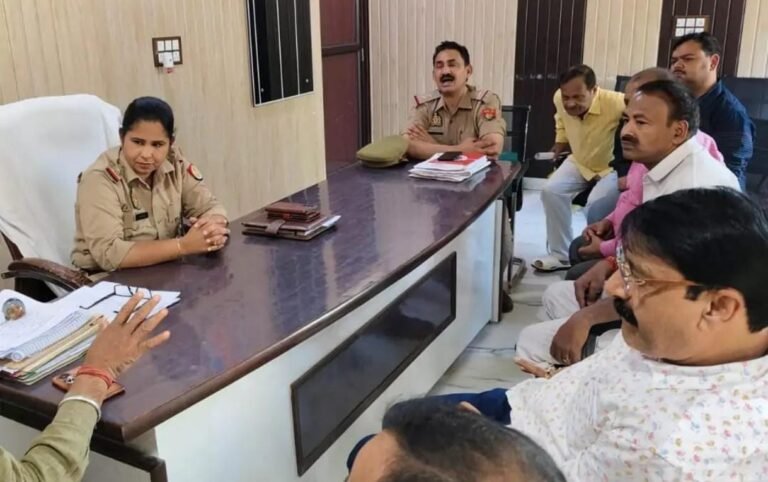 पुरुषोत्तम चौधरी के घर हुई चोरी के खुलासे को लेकर गुलावठी थाने पहुंचे