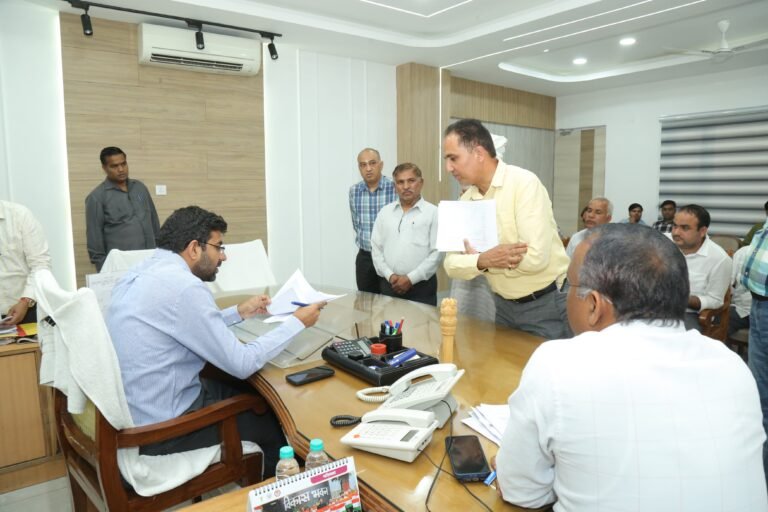 जिलाधिकारी ने की जनसुनवाई, प्राथमिकता के आधार पर होगा समस्याओं का समाधान