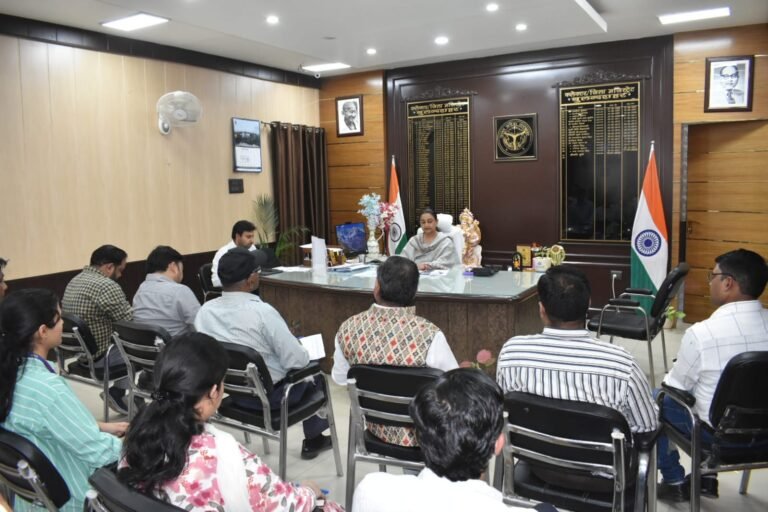 डीएम द्वारा मुख्यमंत्री उद्यमी योजना की प्रगति की समीक्षा बैठक की