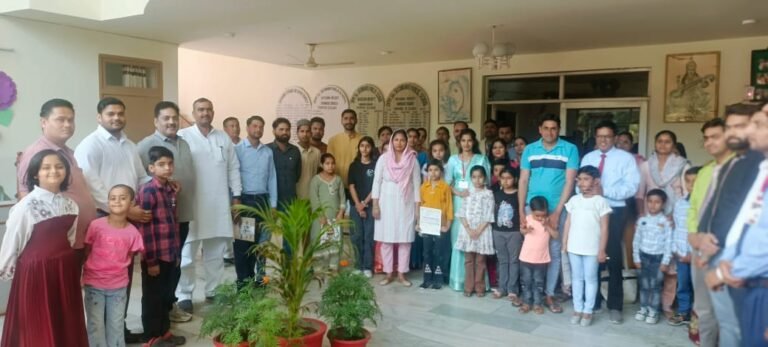 डीपीएम सीनियर सेकेंड्री पब्लिक स्कूल में परीक्षा परिणाम देखकर झुमे बच्चे
