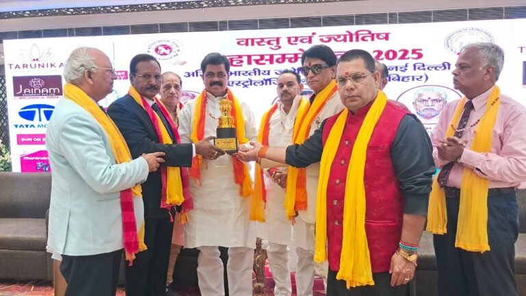गया धार्मिक नगरी गयाजी में रविवार को मानपुर स्थित सुखदेव क्लार्क इन में वास्तु एवं ज्योतिष महासम्मेलन का आयोजन हुआ।