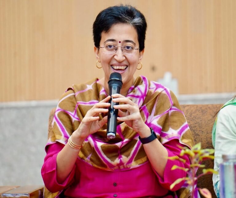 भाजपा की योगी सरकार में उत्तर प्रदेश में एक के साथ एक शराब की बोतल फ्री बांटी जा रही है और दुकानों पर मारामारी हो रही है- आतिशी