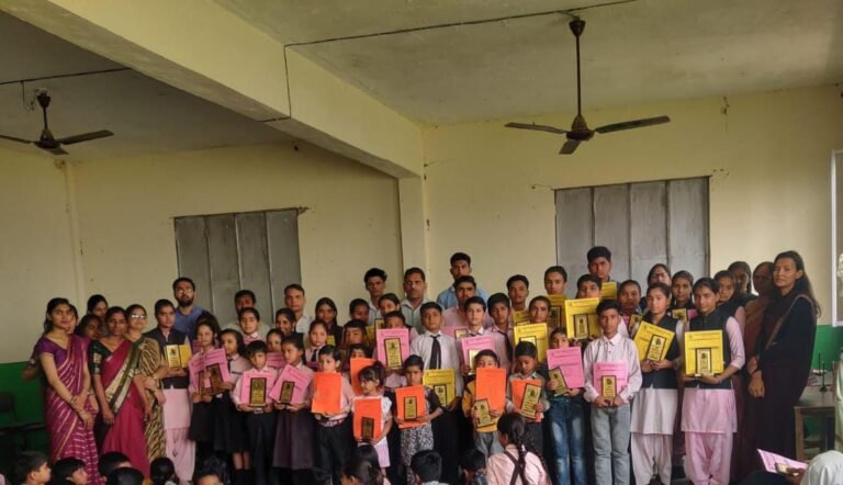 स्वामी विवेकानंद कॉलेज में वार्षिक परिणाम देखकर छात्र-छात्राओं के खिले चेहरे