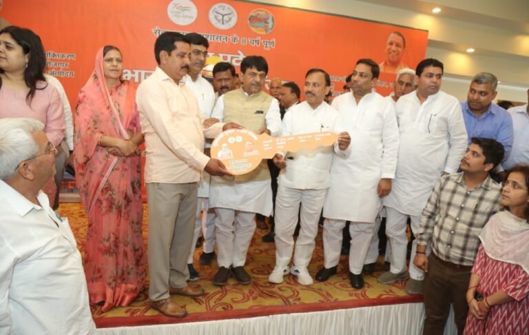 यूपी के उपयोगी 8 वर्ष रिपोर्ट कार्ड एवं उत्कर्ष के 8 वर्ष नामक पुस्तिका का किया गया विमोचन :  प्रभारी मंत्री कपिल देव अग्रवाल