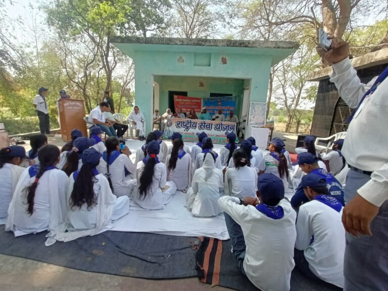 डी एन पी जी कॉलेज गुलावठी की रास्ट्रीय सेवा योजना की दोनों इकाई के सात दिवसीय शिविर माँ सरस्वती की प्रतिमा के पर दीप जलाकर कार्यकर्म आरम्भ किया गया