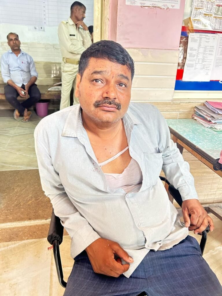 बाइक पर सवार चार चार युवको ने टेंपो  में सवार छात्राओं सहित टेंपो चालक के साथ की मारपीट