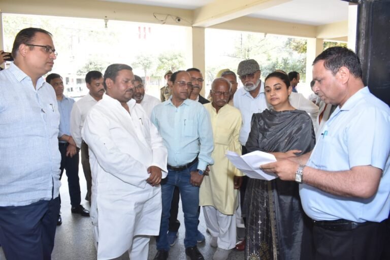 डीएम ने ईवीएम वेयर हाउस का आंतरिक निरीक्षण किया