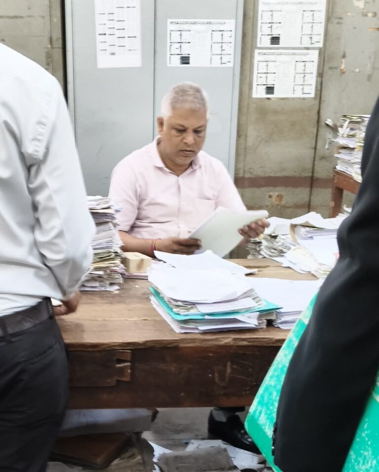 न्यायालय सीजेएम के कार्यालय में आउटसाइडर व्यक्ति कर रहे काम, अधिवक्ताओं से अवैध धन की मांग