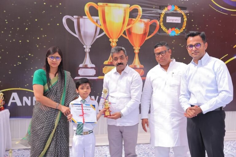 छात्र-छात्राओं को शील्ड एवं सर्टिफिकेट देकर किया सम्मानित