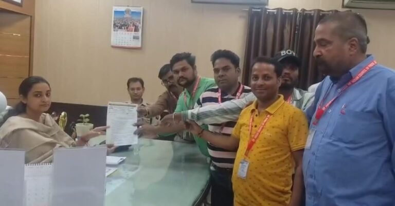 युवा पत्रकार राघवेन्द्र बाजपेई की हत्या पर संगठन ने राष्ट्रपति के नाम डीएम को सौंपा ज्ञापन : दिनेश शर्मा