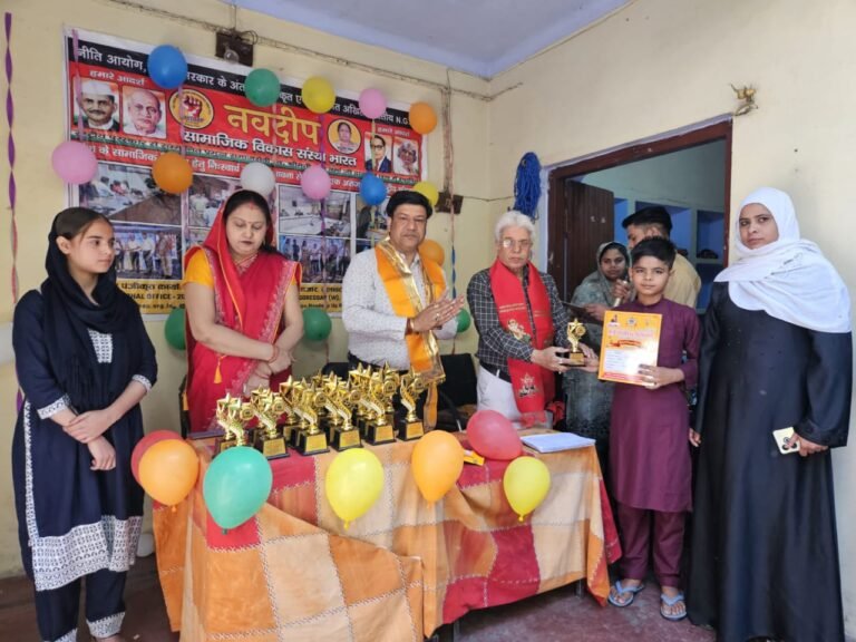 मां भगवती पब्लिक स्कूल में हुआ मेधावी छात्र छात्राओं का सम्मान