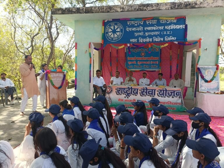 डी एन पी जी कॉलेज गुलावठी के ग्राम नत्थूगढी मे चल रहे राष्ट्रीय सेवा योजना इकाई शिविर के अंतिम सातवे दिन स्वयंसवको द्वारा लक्ष्य गीत गायन कर किया गया