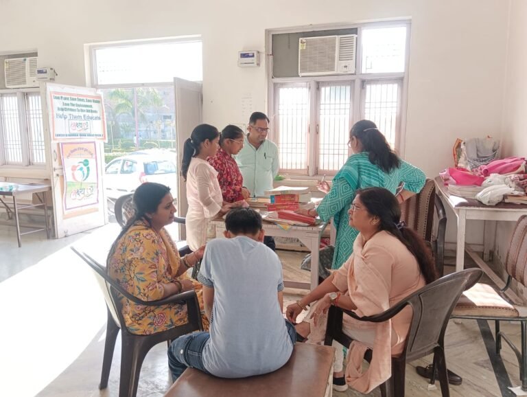 लक्ष्य संस्था द्वारा किताबों की अदला-बदली के लिए लगा मेला, जरूरत की किताबें लेने उमड़े विद्यार्थी