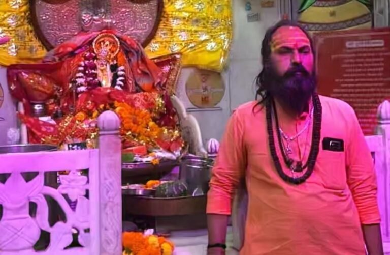 गाजियाबाद के प्राचीन दुर्गा देवी मठ मंदिर में उमड़ा श्रद्धालुओं का सैलाब, नवरात्रि की भक्ति में लीन भक्त